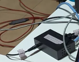 マスキングテープを貼っている様子